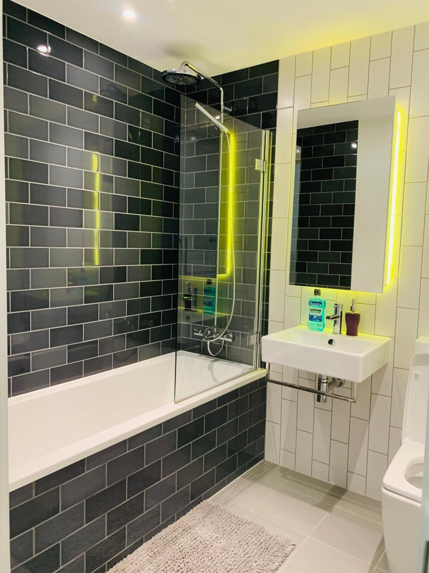 Lush Living - Double Room With Private Bathroom ロンドン エクステリア 写真